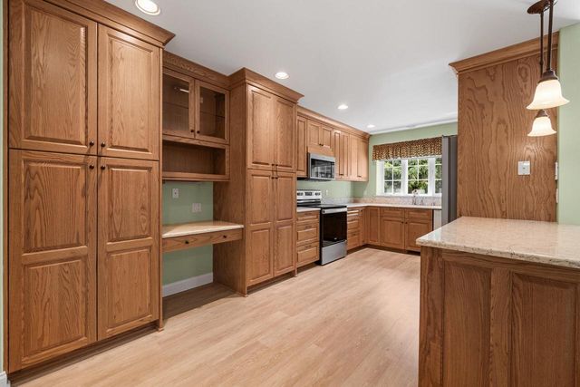 207 Hunters CROSSING N, Slinger, WI 53086