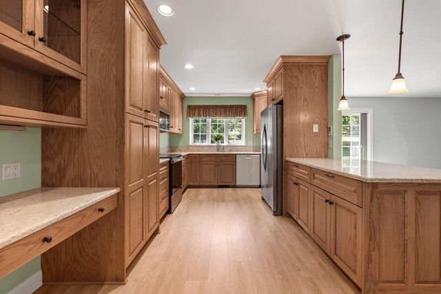 207 Hunters CROSSING N, Slinger, WI 53086