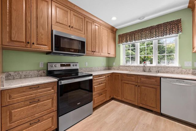 207 Hunters CROSSING N, Slinger, WI 53086