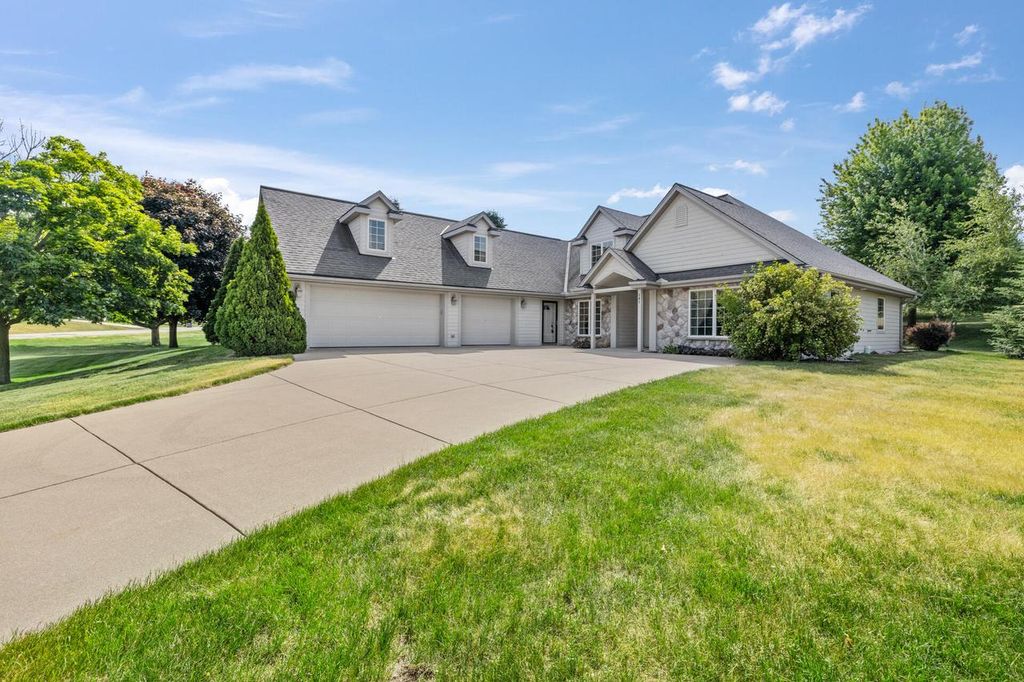 207 Hunters CROSSING N, Slinger, WI 53086