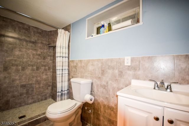 76 Orchard Dr, Clifton City, NJ 07012