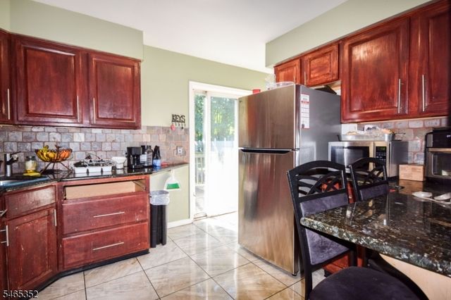 76 Orchard Dr, Clifton City, NJ 07012