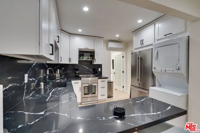 9040 Phyllis Avenue B, West Hollywood, CA 90069