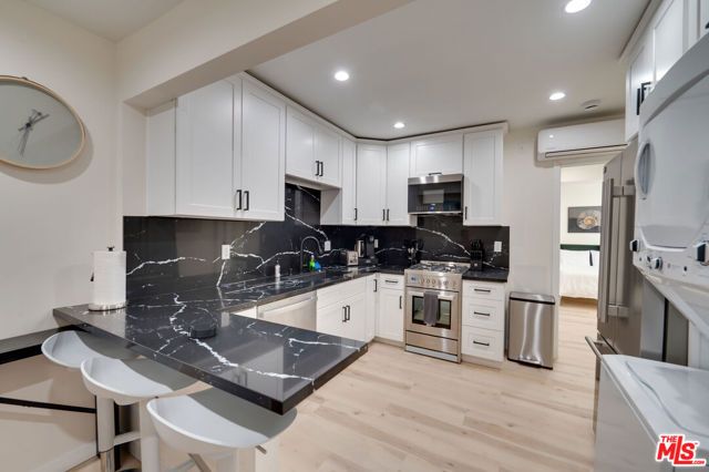 9040 Phyllis Avenue B, West Hollywood, CA 90069