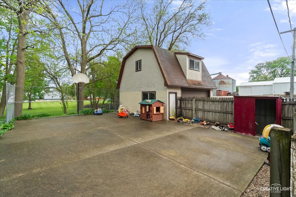 Image 39 of property listing at 250 Peru Street, Paw Paw, IL 61353