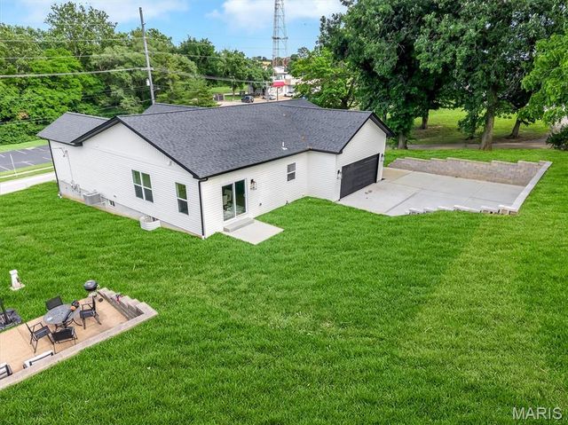 211 Fee Fee Road, Maryland Heights, MO 63043