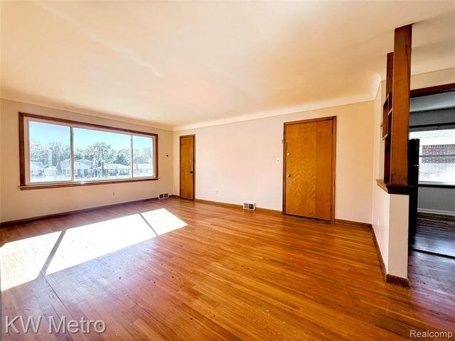 2182 Vernier Road, Grosse Pointe Woods, MI 48236