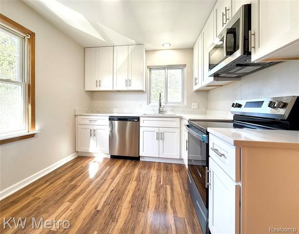 2182 Vernier Road, Grosse Pointe Woods, MI 48236