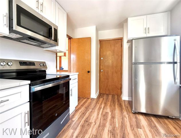 2182 Vernier Road, Grosse Pointe Woods, MI 48236