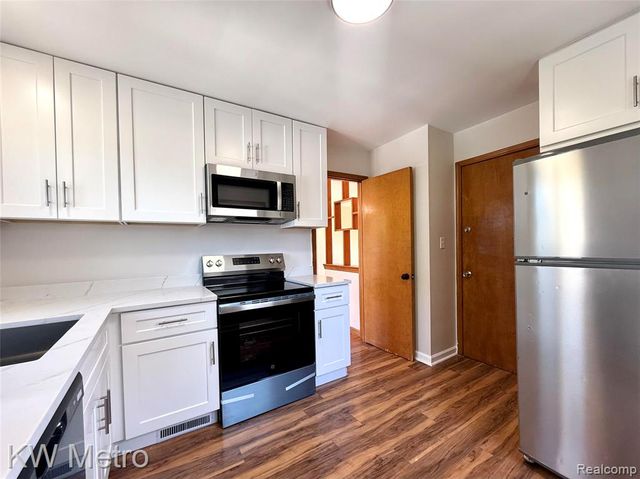 2182 Vernier Road, Grosse Pointe Woods, MI 48236