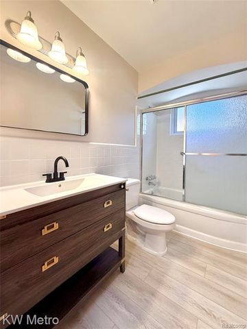 2182 Vernier Road, Grosse Pointe Woods, MI 48236