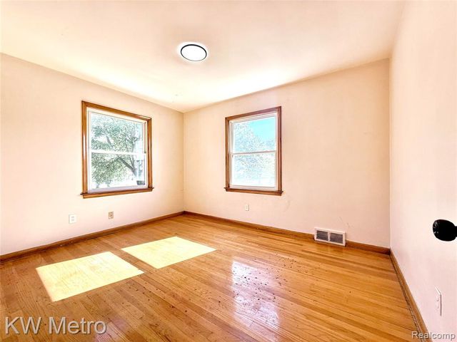 2182 Vernier Road, Grosse Pointe Woods, MI 48236