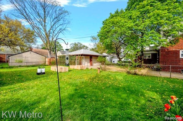 2182 Vernier Road, Grosse Pointe Woods, MI 48236