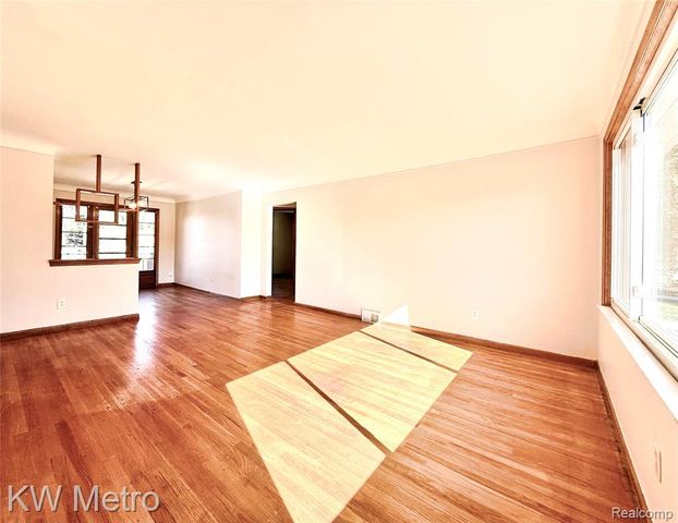 2182 Vernier Road, Grosse Pointe Woods, MI 48236