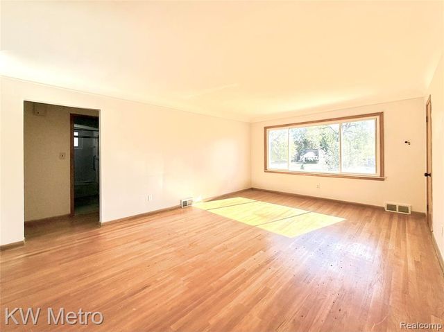 2182 Vernier Road, Grosse Pointe Woods, MI 48236