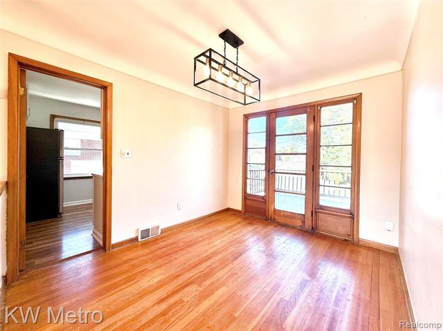 2182 Vernier Road, Grosse Pointe Woods, MI 48236