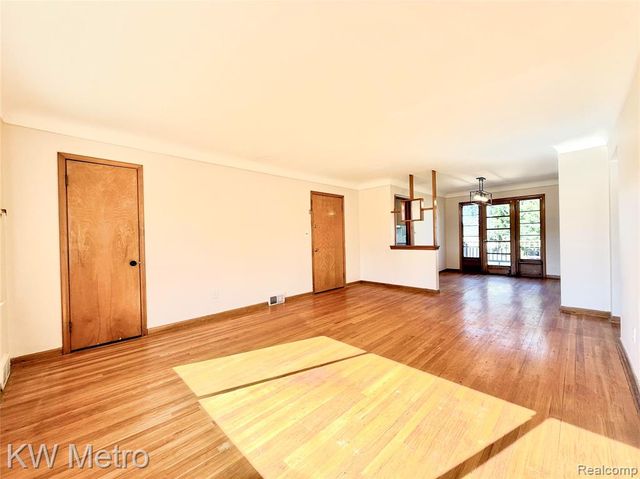 2182 Vernier Road, Grosse Pointe Woods, MI 48236