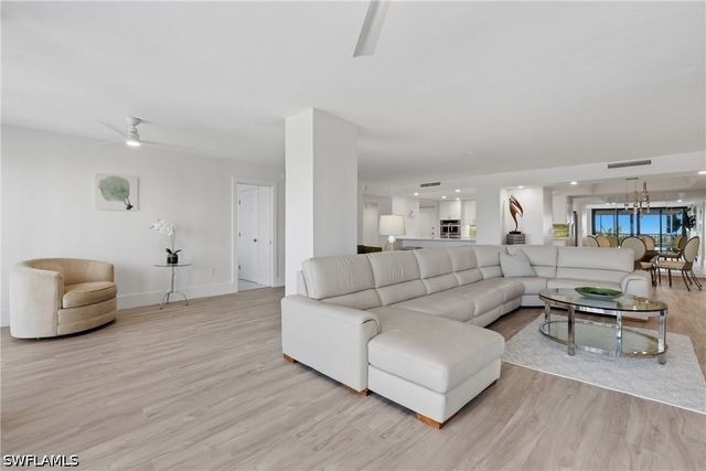 5601 Turtle Bay DR 302, Naples, FL 34108