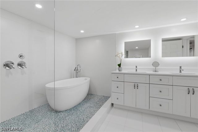 5601 Turtle Bay DR 302, Naples, FL 34108