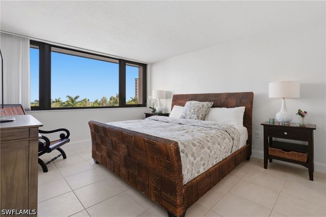 5601 Turtle Bay DR 302, Naples, FL 34108