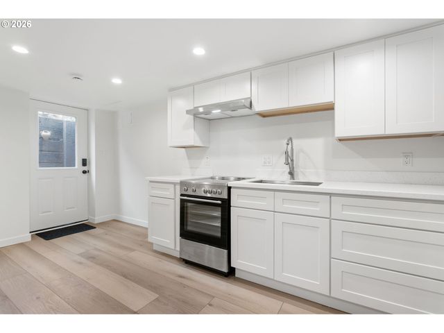 418 DEWEY St, Oregon City, OR 97045