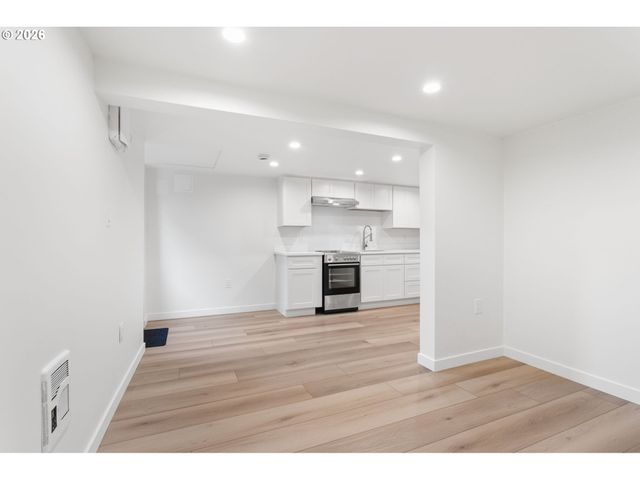 418 DEWEY St, Oregon City, OR 97045