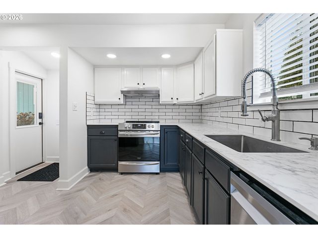 418 DEWEY St, Oregon City, OR 97045