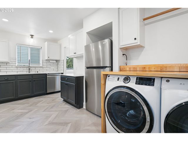 418 DEWEY St, Oregon City, OR 97045