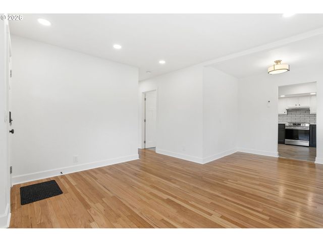 418 DEWEY St, Oregon City, OR 97045