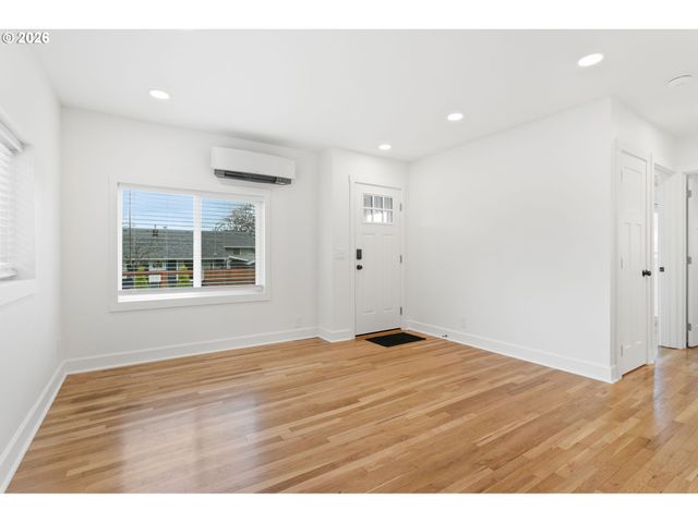 418 DEWEY St, Oregon City, OR 97045