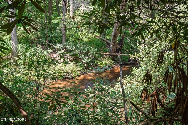 469 Ferry Bend Tr, Crossville, TN 38571