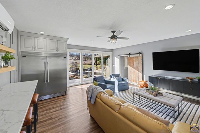 5739 SW 44th Ct, Topeka, KS 66610