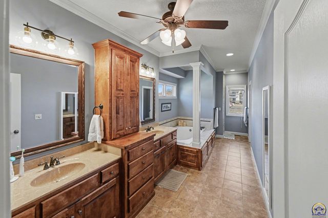 5739 SW 44th Ct, Topeka, KS 66610