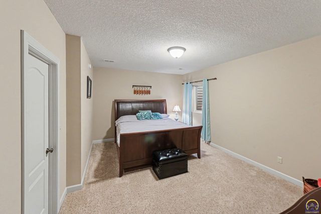 5739 SW 44th Ct, Topeka, KS 66610