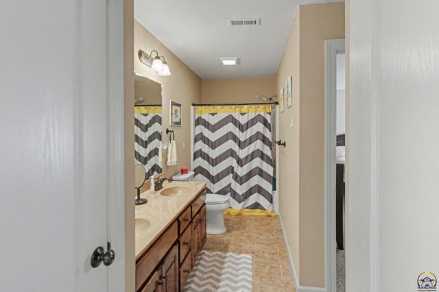 5739 SW 44th Ct, Topeka, KS 66610