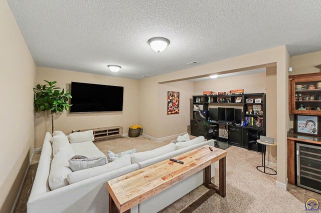 5739 SW 44th Ct, Topeka, KS 66610