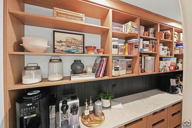 5739 SW 44th Ct, Topeka, KS 66610