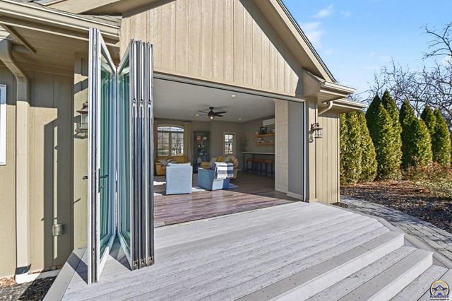 5739 SW 44th Ct, Topeka, KS 66610