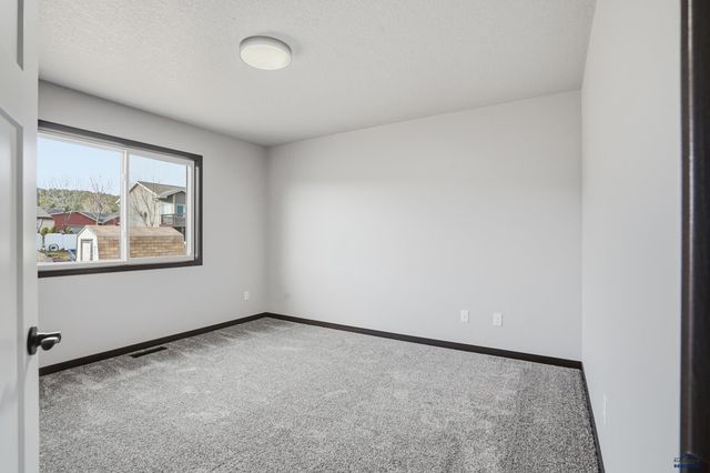 10127 REMINGTON ST, Summerset, SD 57718