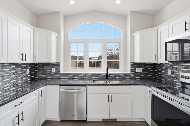 10127 REMINGTON ST, Summerset, SD 57718