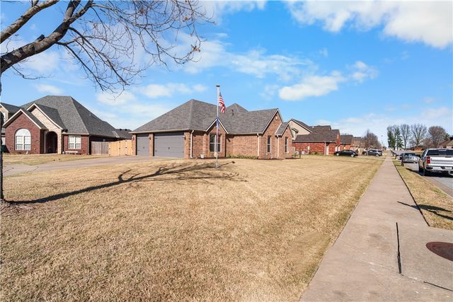 305 W Camelot Drive, Rogers, AR 72756