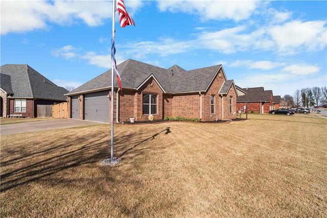 305 W Camelot Drive, Rogers, AR 72756