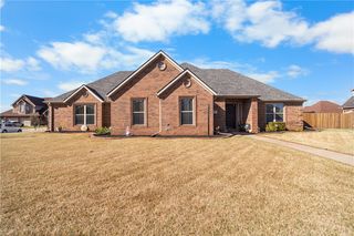 305 W Camelot Drive, Rogers, AR 72756