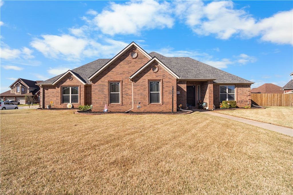 305 W Camelot Drive, Rogers, AR 72756