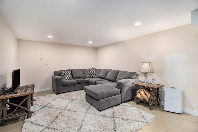 432 N Riverview Drive, Parchment City, MI 49004