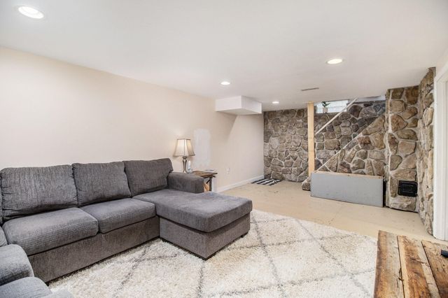 432 N Riverview Drive, Parchment City, MI 49004