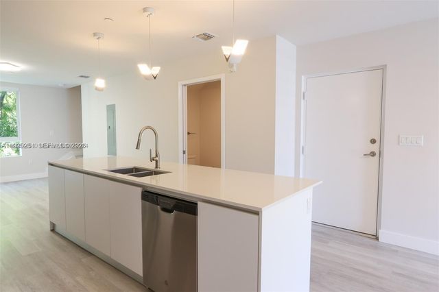 2555 NE 193rd St 2206, Miami, FL 33180