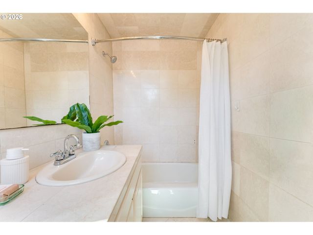 2833 Ne 33RD Ave, Portland, OR 97212