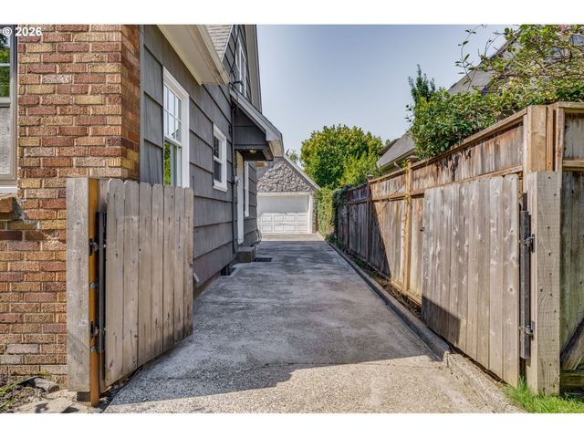 2833 Ne 33RD Ave, Portland, OR 97212