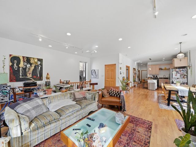 3244 W Potomac Avenue, Chicago, IL 60651